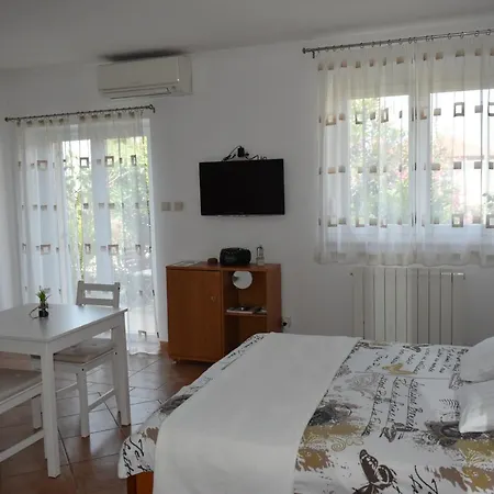 Studio Max With Parking Rovinj Exterior photo