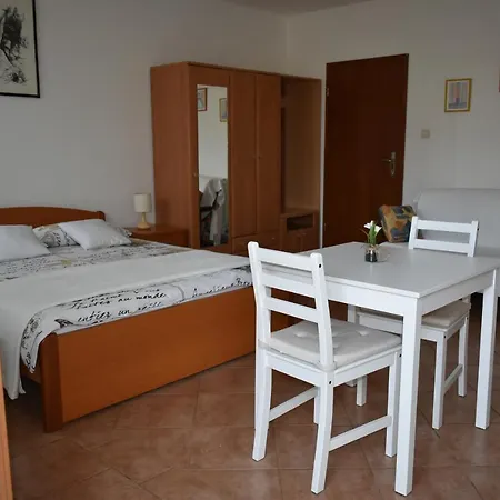 Studio Max With Parking Rovinj Exterior photo